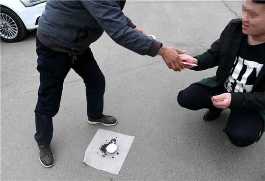 街头“猜瓜子”骗局盛行记者现场揭秘奥妙所在