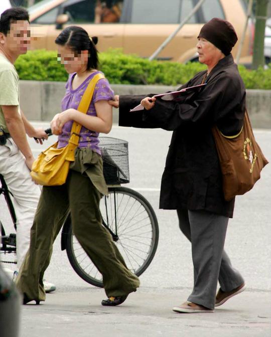 这类街头骗术早已被曝光，至今还有很多人上当！