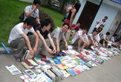 男儿志在四方大学创业只赚10000，摆地摊一天就赚10000
