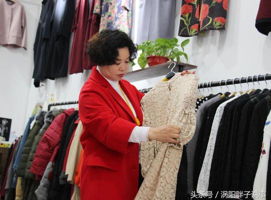 曾经卖服装红火的大姐，如今连房租都卖不够，每天与小狗相伴
