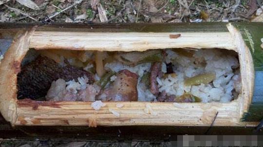 老人在景区卖竹筒饭，一桶只要10块，生意特别火