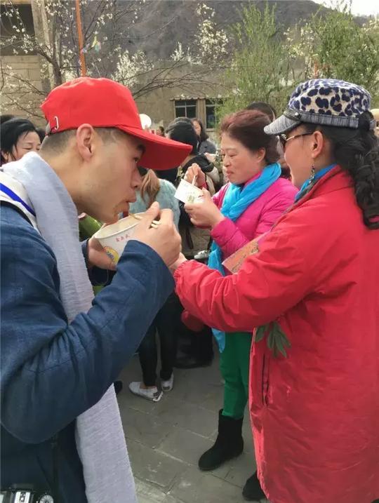 赏美景品美食八方来客“醉”倒金川