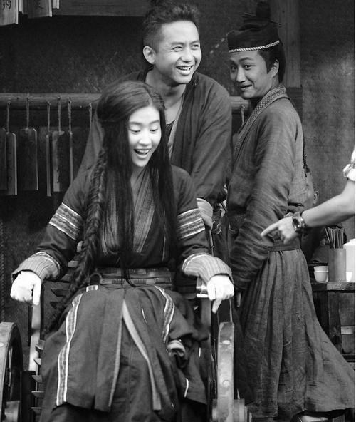 刘亦菲一把“红椅子”用了13年，罕见生活照比本人自拍照还美~