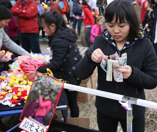 90后农村小姐妹来景区做小生意日收入1500元