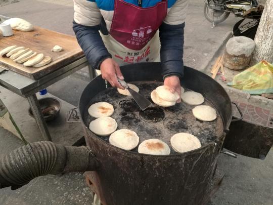 夫妻进城创业打烧饼，俩人的默契让烧饼浓香芬芳