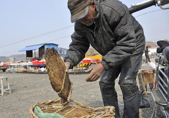 实拍：七旬农村老人赶集赚钱自己养老6张图