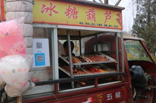 7旬大叔幼儿园门口卖糖葫芦生意火爆，日进千元