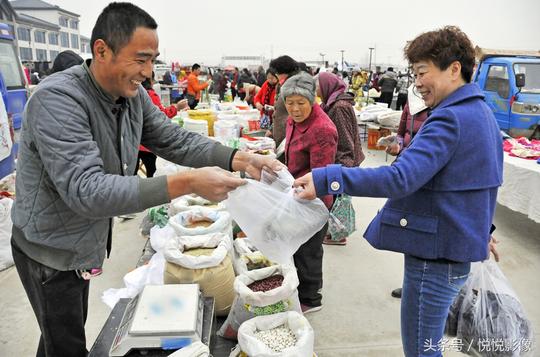 实拍：农村夫妻赶集摆摊，卖庄稼地里的宝贝火了10张图