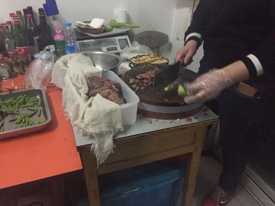 农村夫妻自主创业卖驴肉火烧，一晚上净赚300元