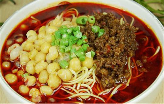 豌杂面口感润滑，豌豆的软糯与面条的劲道以及杂酱的香甜……