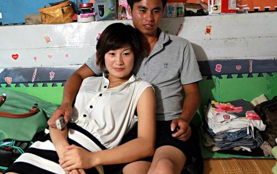实拍：蜗居情侣的“甜蜜”时刻