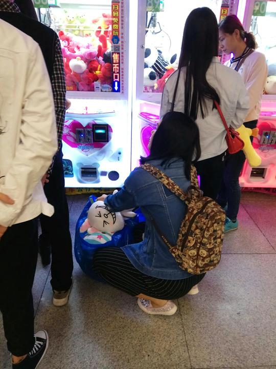 地铁口的夹娃娃生意火爆得让老板睡觉都在笑着数钱！