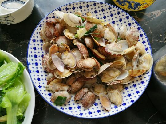 弟弟一家三口来玩，我一小时做8个菜，3岁孩子说嫌弃亲妈了