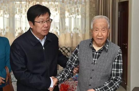 「与党同声」市委书记赵文泉慰问老领导，传承艰苦创业精神，持续推进各项发展