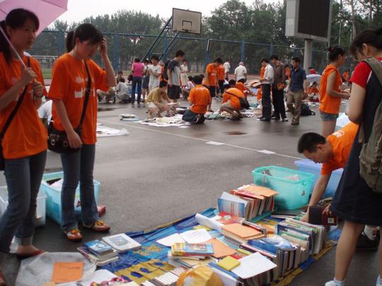 摆地摊为什么别人能日赚几千元，而你却赚不到钱？你犯了哪些错误