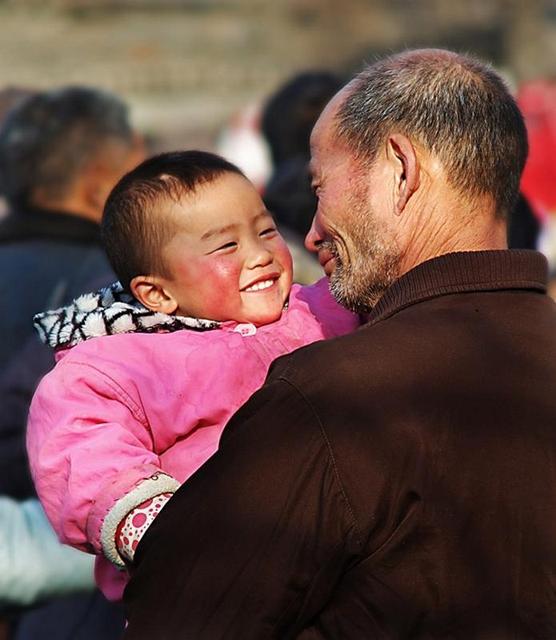 孩子是自己带还是老人带