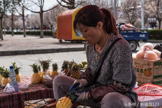为了在县城买房，农村夫妻两拼死拼活摆两个水果摊挣钱