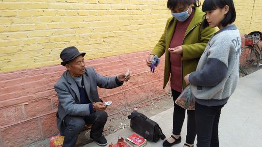 农村庙会上“抽签算命”，20块钱5个签，母女半信半疑