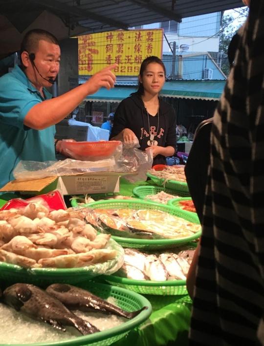 台湾鱼市场又现“鱼贩西施”，难怪生意总是这么好了