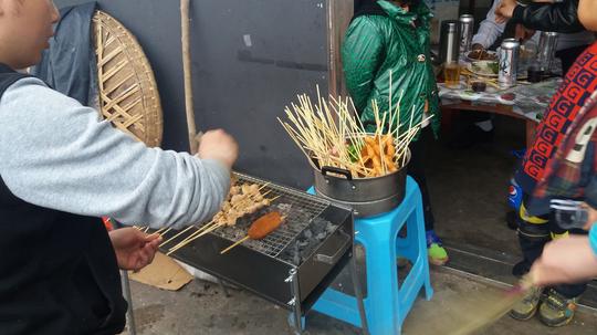 农村“请”来的烧烤师傅：一天可赚1000元