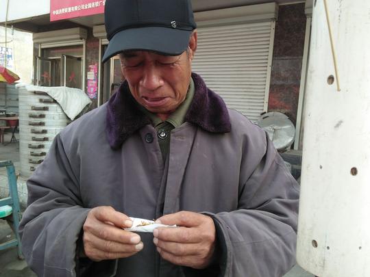 农村70岁大爷在庙会上卖糖人一上午不开张，让人发愁