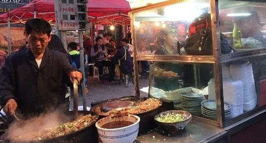 小摊生意不简单，一口锅养一家人