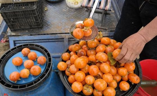 农村大叔发现新商机，用“土办法”使柿子价格翻倍，挣了两万多