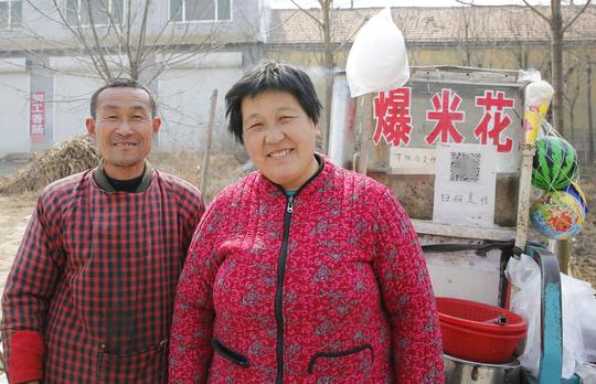 实拍：农村夫妻花900元买了炉子做小生意，日赚200元