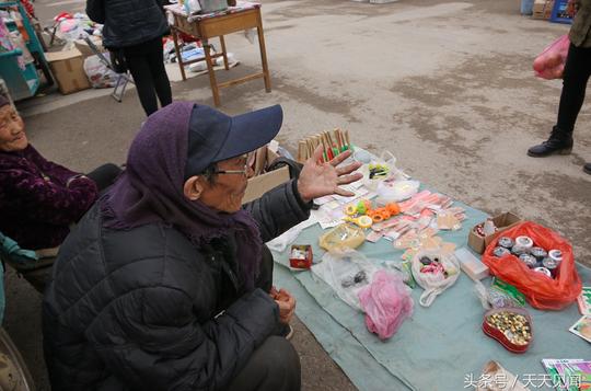 8旬老汉带着老伴赶集摆摊，一天赚不了十块钱只为解闷