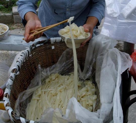 农村大妈路边摆摊小吃，纯手工制作干净卫生生意好