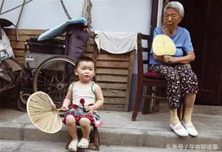 糊涂婆婆偏心小儿媳妇，瘫痪后被活活饿死，小儿媳守灵发疯吃贡品