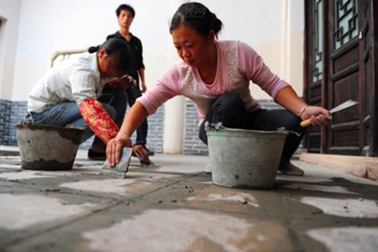 实拍工地上的农村女人：用双手赚钱，虽然劳累但却满怀希望