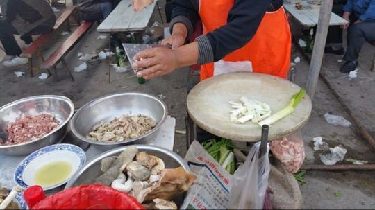 农村集市上的特色早餐现做现卖，好吃卫生一天能卖200份