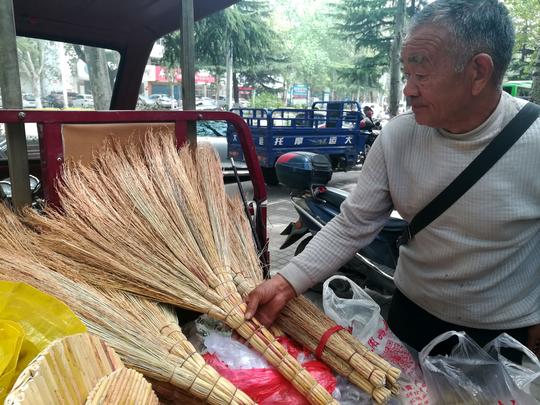 农村大爷手工制作扫帚刷子锅盖，到城市街头叫卖，半小时无人问津