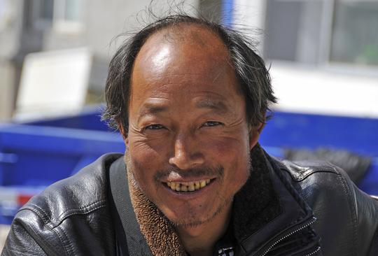 农村大哥因长相酷似某明星引围观，赶集摆摊别人卖不动他却卖火了