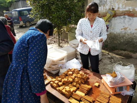组图：湖南农村赶集，卖豆腐的少妇生意最好