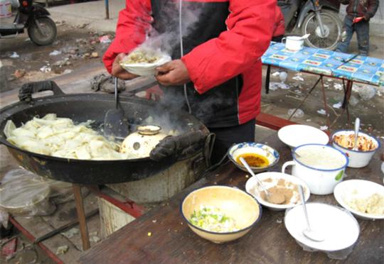 用瓷碗焐热的“地道小吃”，美味多量生意好