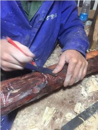 农村老木匠到处捡木头，玩起手工diy，无本生意赚钱胜过大老板