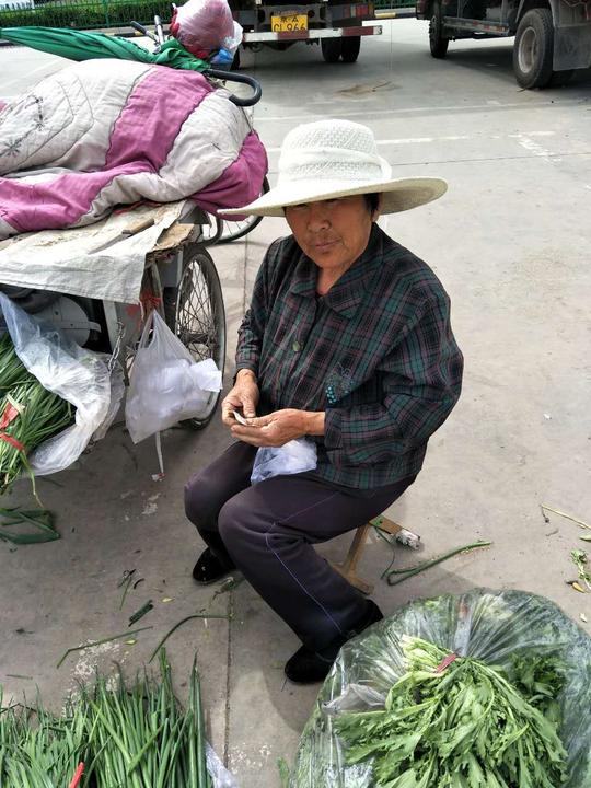 农村老人骑三轮车卖自己种的菜，没想到异常受欢迎