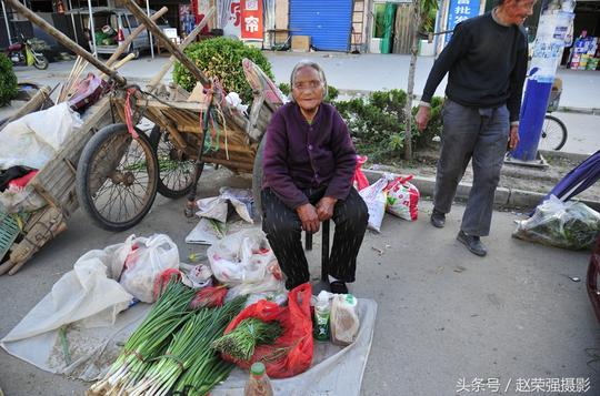 农村耄耋老人骑自行车赶集卖菜不图挣钱，自言嫁女儿不嫁有钱人家