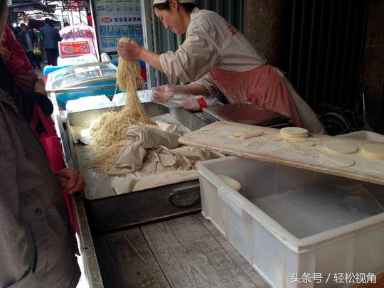 农村大嫂夫妻搭档专做这人人爱吃的美食，做到上午10点就收摊！