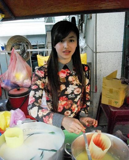 实拍：越南22岁女孩街头卖凉粉，竟然还卖来了粉丝！