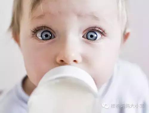 六大妙招让宝宝爱上奶瓶