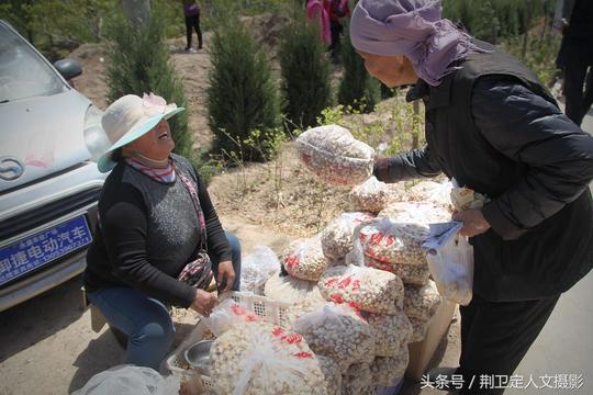 夫妻煤炭烧锅蹦爆米花，日收入不足百元，午饭就是5元钱的水煎包