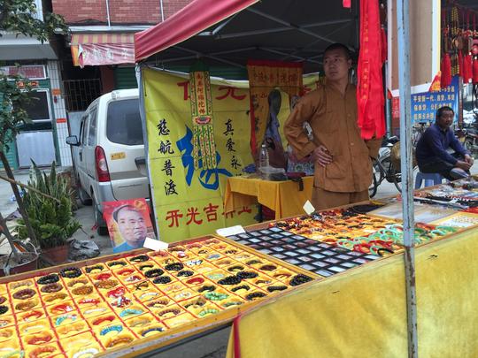 奇怪！小和尚进农村做生意，价格比市场贵，买的人反而多了