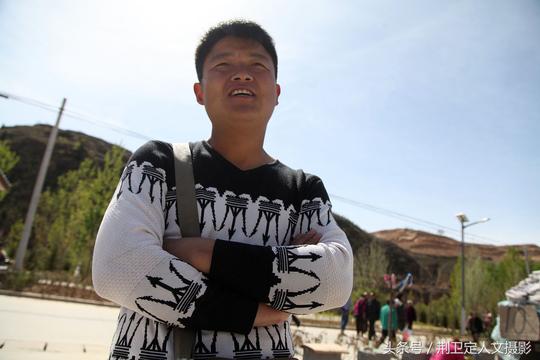 小夫妻开着汽车趁着年轻走四方，农村赶集自由自在年赚5万元