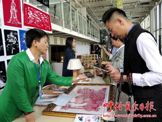 张晓慧剪纸作品吸引了来自全国各地的手工艺爱好者参观选购