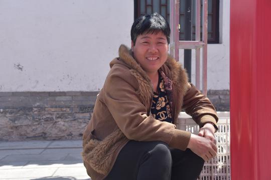 农村夫妇潍坊古玩市场创业，丈夫铲地皮妻子管销售为儿买房娶妻