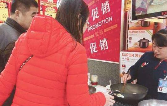 街头骗术揭秘：骗子如何普通炒锅高价卖出，半小时成交40套？