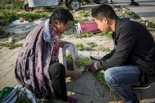 农村大娘凌晨三点进城卖葱，遇小伙百般挑剔，结局却感人